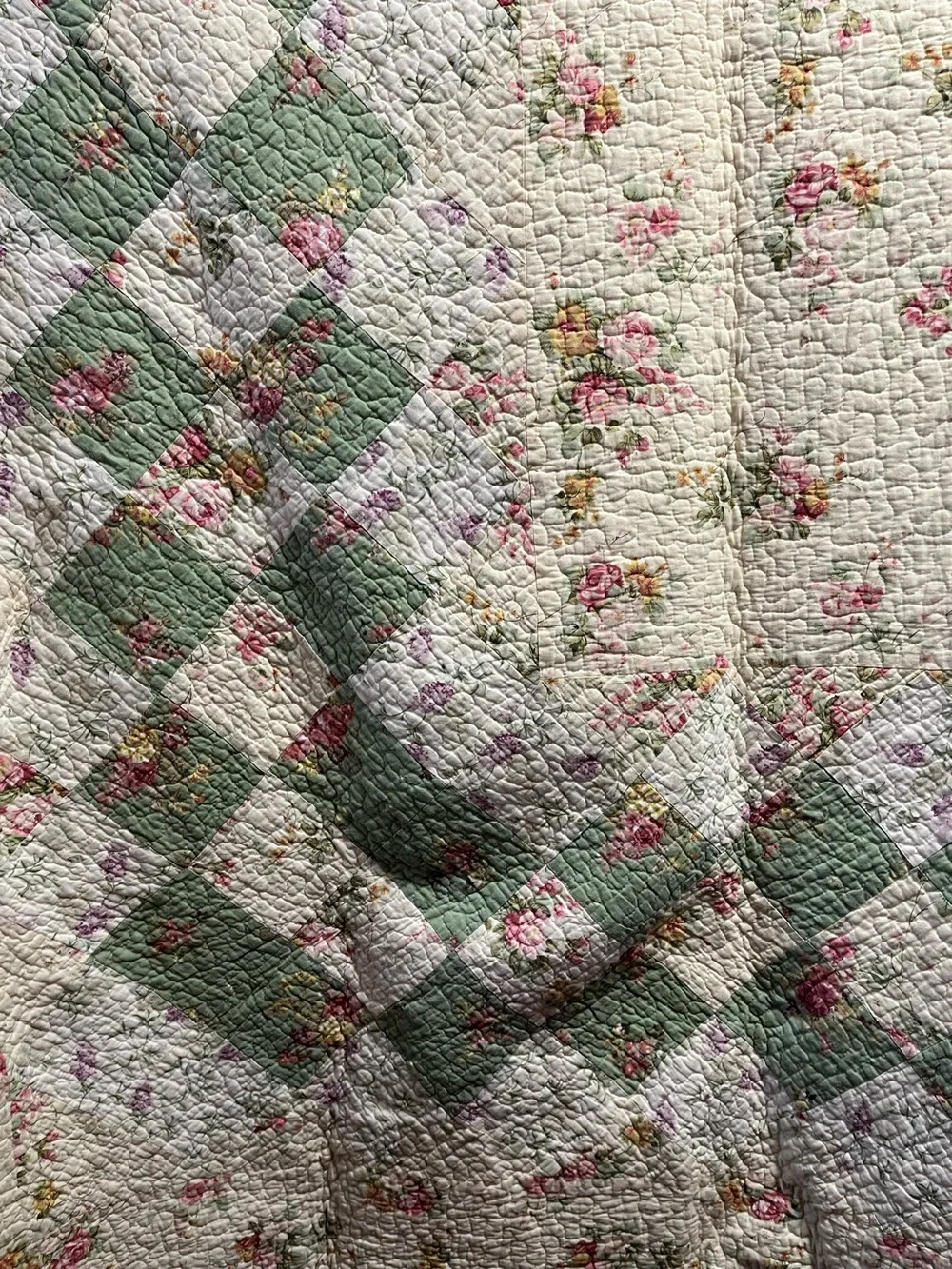 Greenland Home Furnishings floral quilt 90”x90”